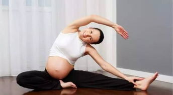 怀孕9个月的准妈妈,连续举杠铃做深蹲,孕期健身 