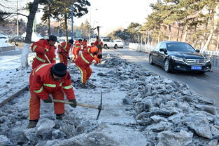 长春一下水井塌陷返水 路面结冰近百米 