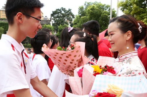 合肥 教师旗袍秀为毕业学子送祝福