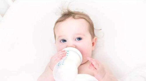 宝宝躺着喝奶坏处很多,为什么宝宝不能躺着喂奶