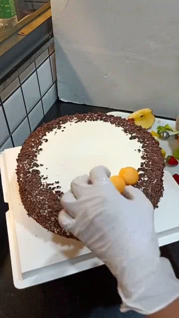 做一款巧克力水果蛋糕 