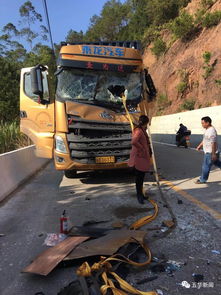 车祸 五华潭下镇汶水路段发生一起大小货车相撞事故,两车受损严重 