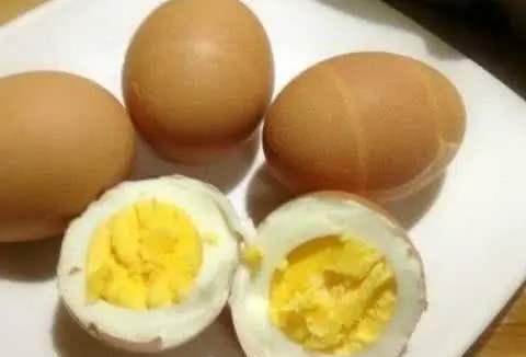 煮鸡蛋别只会用清水,多加点它,蛋壳脱壳快,鸡蛋鲜嫩口感好