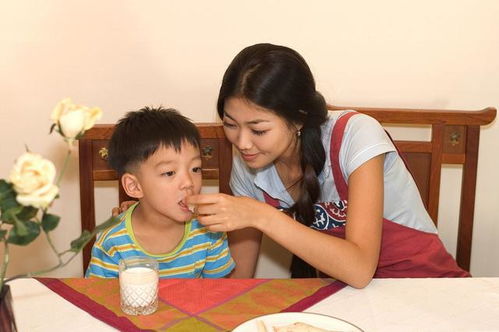 表妹实习住在我家,三岁儿子说的一句话,我送表妹离开