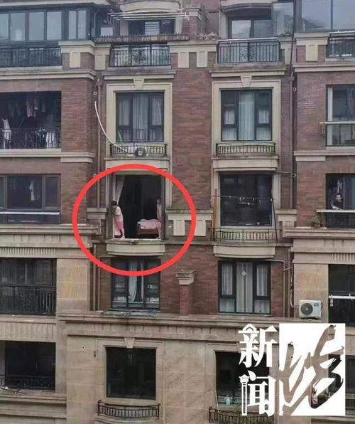 揪心 无法承重的阳台,却被封闭住人,上海一小区遇到了麻烦...