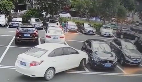 福建一女子停车,间隔四个车位撞到一黑车,随后一个举动让人生气