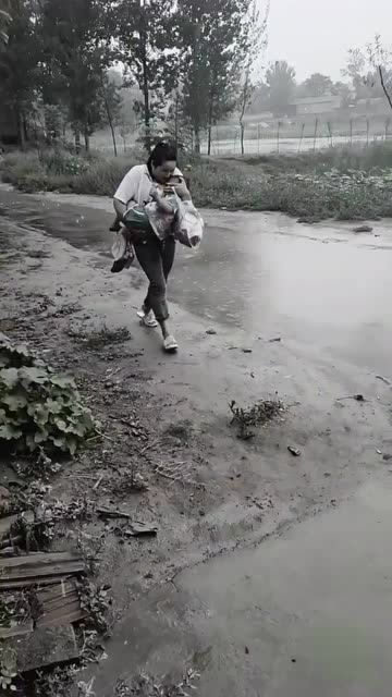 母子在雨中奔跑,母亲用自己的身体为孩子挡雨,母爱真伟大 