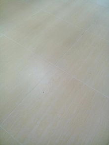 家里的地板瓷砖缝隙好大 有什么办法可以让它好看一点吗 瓷砖美缝胶 怎么办 谁有办法 大家给点建 