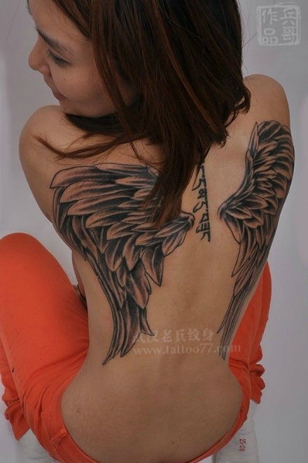 时尚的美女满背翅膀纹身由武汉最好纹身店打造 