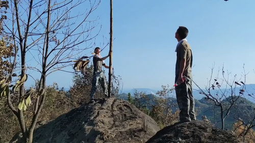 重庆山火现场,旗杆倒地国旗完好无损,队员扶起 这是我们的信仰 