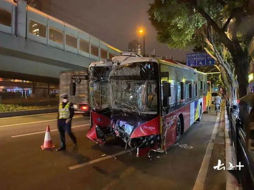 阅听天下丨最新 广州一公交车撞上珠江隧道口,司机死亡,2人轻伤 有人退税1万多 史上首次 很多人操作了