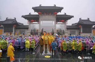 三月三龙华会 雪窦山近4000人三步一拜雨中拜弥勒