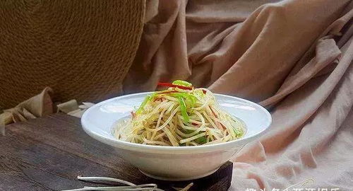 精选美食 糖醋蜜肉,凉拌绿豆芽,大盘鸡,辣炒笋丝的做法