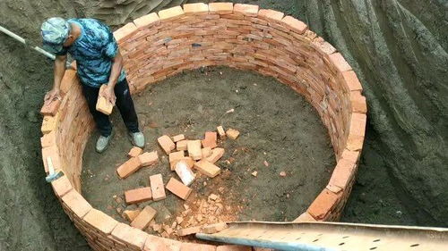 农村三米三深的渗水井,不用水泥砌就用砖码,据说这样很结实 