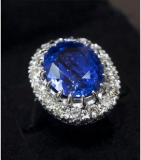 戴安娜王妃的海蓝宝石首饰,这对耳环不知被谁继承,特别有感觉