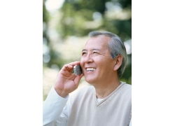 为什么老人家很喜欢打电话,一打就是几个小时,而且都是聊一些生活琐事