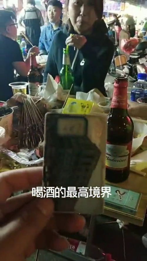 饭店喝酒的妹子,看见酒就想喝,家人都拉不住 