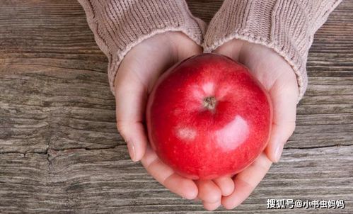 孕妇一边忍着孕吐,一边往嘴里塞饭 孕妈吃这几种食物能缓解孕吐