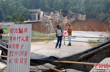 湖南长沙地面塌陷出现天坑吞噬两层楼房 