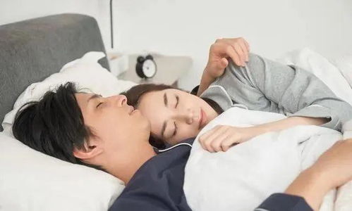 枕着男朋友的手臂入睡很甜蜜这可是会致命的不同的疾病有专属睡姿