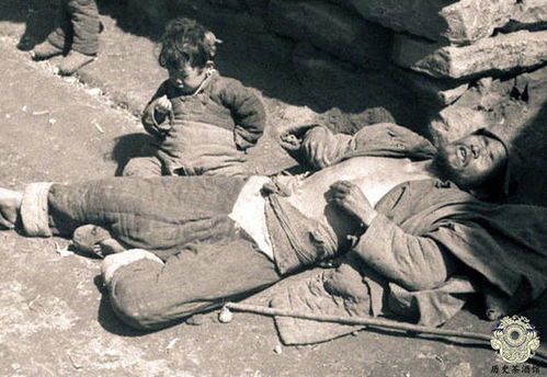 1942年河南大饥荒老照片 图3正在啃树皮,蒋介石看完照片腿发抖