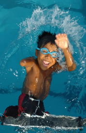 四肢仅左臂健全 美国残疾少年追逐游泳梦 