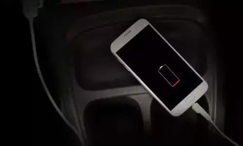 手机经常在车上充电 小心手机报废,还伤车