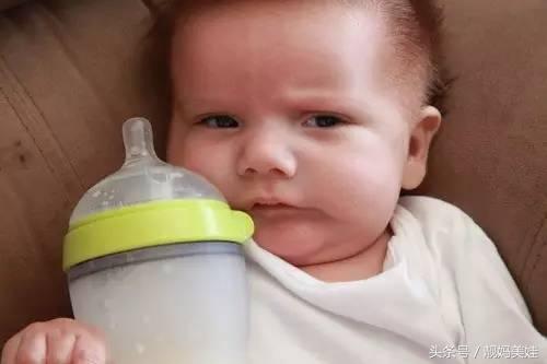 给宝宝冲调奶粉不可有的错误方法,对宝宝既没有营养还危害健康 