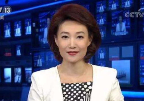 40多岁的央视主播李梓萌,戴着假发主持了十多年了摘下假发后的她非常的漂亮