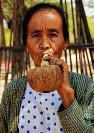 缅甸只有女人抽烟 男人更爱嚼槟榔 