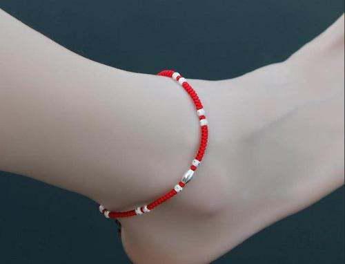 女人脚上系红绳表示什么意思 
