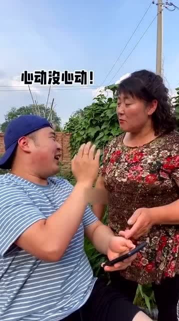 这是亲妈呀 男子玩心动大挑战,结果旁边的老妈让儿子心痛了 