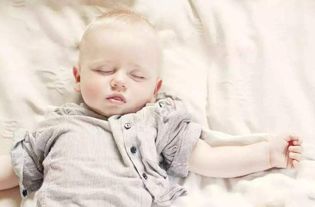 当小宝宝睡觉的时候会有这些表现,爸妈们要当心,切不可马虎