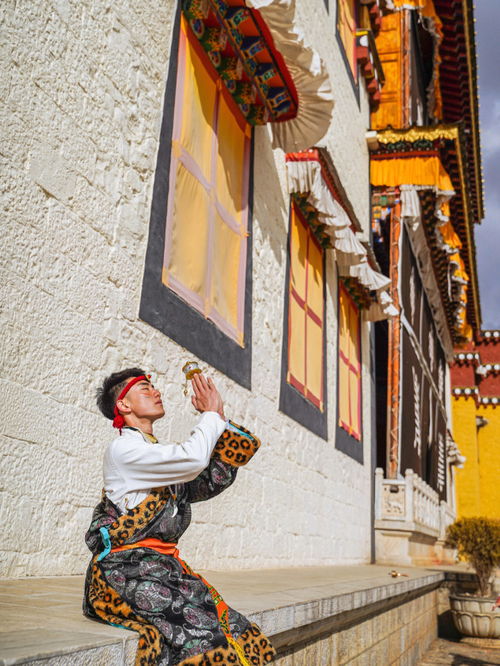 香格里拉旅行 租套藏服来松赞林寺拍大片 