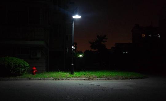 临沂一小区路灯半年不亮 居民反映 晚上看不清路 