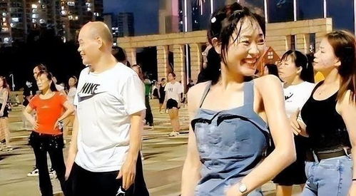 回顾 广东一女子跳广场舞,跳得大汗淋漓引争议,裙子都被打湿了