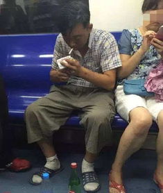 北京地铁惊现 光腚哥 ,露着半臀乘车旁若无人 