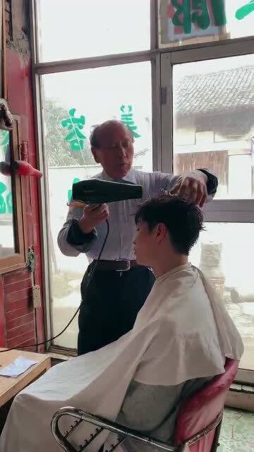 70年代的老理发店,可爱的老爷爷手艺很棒,再时尚的发型都剪得出来 