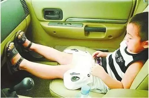 家长必看 这5种驾车行为有80 的几率会让孩子受伤 甚至......