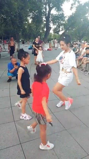 母女三人跳舞,活力四射 