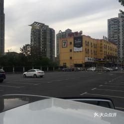 锦江免费停车场,请问上海锦江乐园有停车场吗?入口在哪?