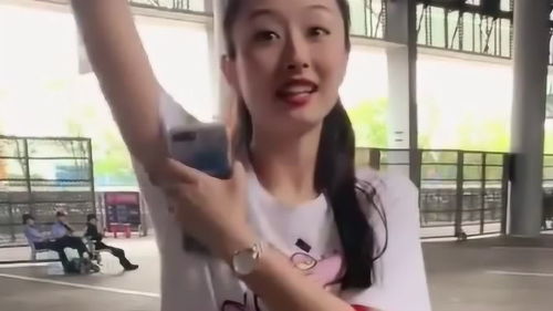 小哥哥随便说了一下,你不会有狐臭吧,美女接下来反应让人脸红 