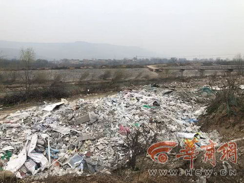 往灞河河道附近偷倒垃圾 村民担心污染河水