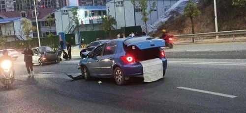 惊险 昨晚市区这里两车相撞,一小车前脸严重损坏