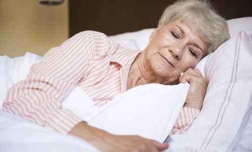 老人 趴着睡 ,对心血管健康不利 建议用这两种睡姿