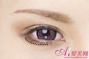 用眼影画下眼线 搭配紫色美瞳眼妆 