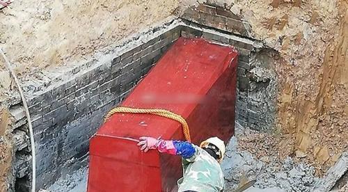 江苏出土700年前红色棺木,专家闻讯赶来,X光扫描后结果十分意外