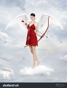 年轻 漂亮的 黑发女人 丘比特 天使与白翼云,弓和 