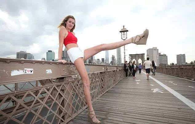 这姑娘有着全世界女性最长的腿 光是腿长就1米24 然而