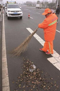 南京环卫工坐皮卡车清扫快车道 用省下来的经费涨工资 